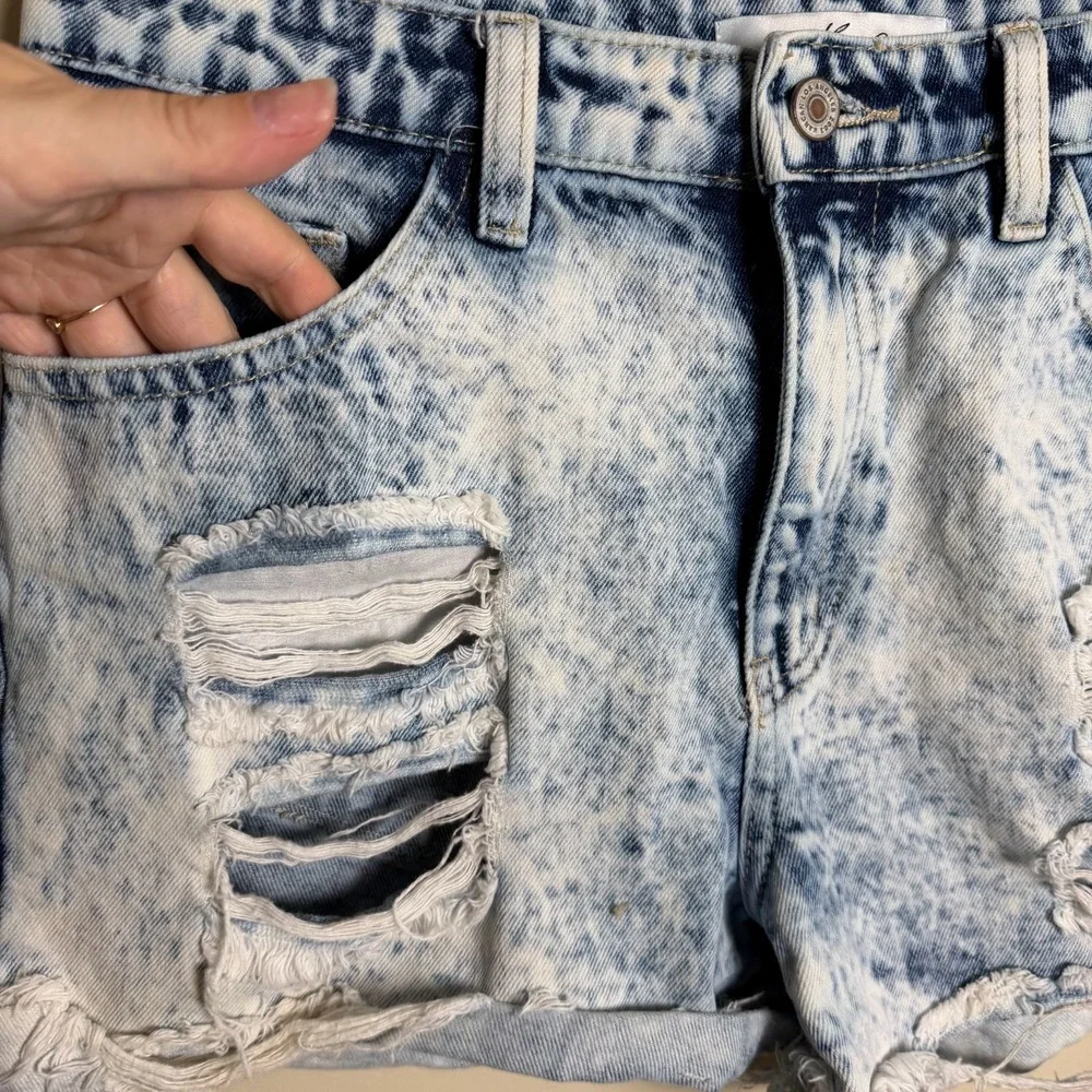 KanCan Shorts Womens 9/28 Light Wash 90s‎ Boyfriend Distressed Denim Frayed Hem